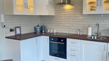 Een magnetron, een oven, een kookplaat, een vaatwasser