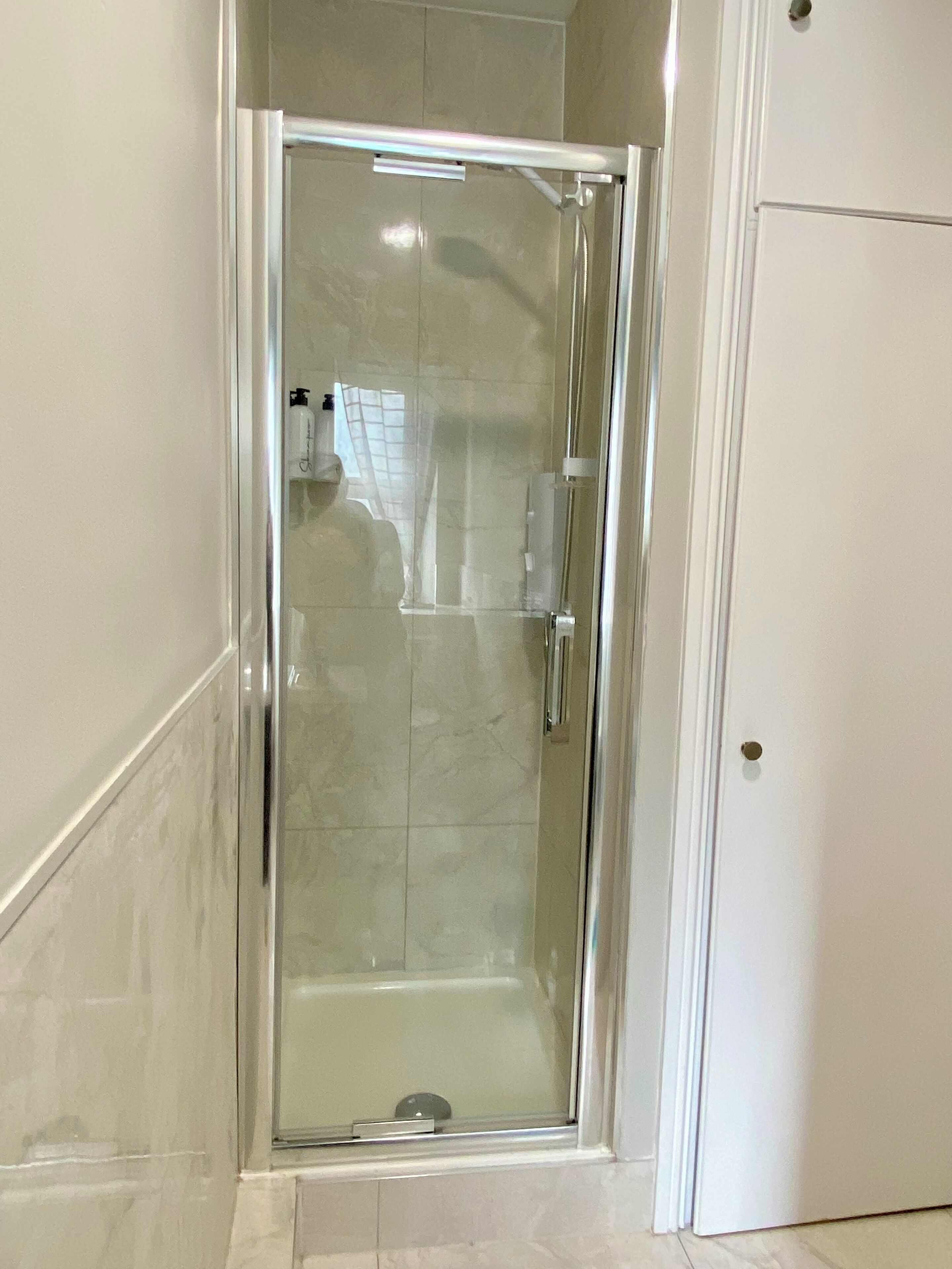 Een douche, een haardroger, handdoeken, zeep