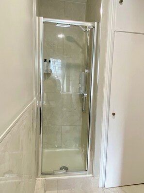 Regadera, secadora de cabello, toallas, jabón 