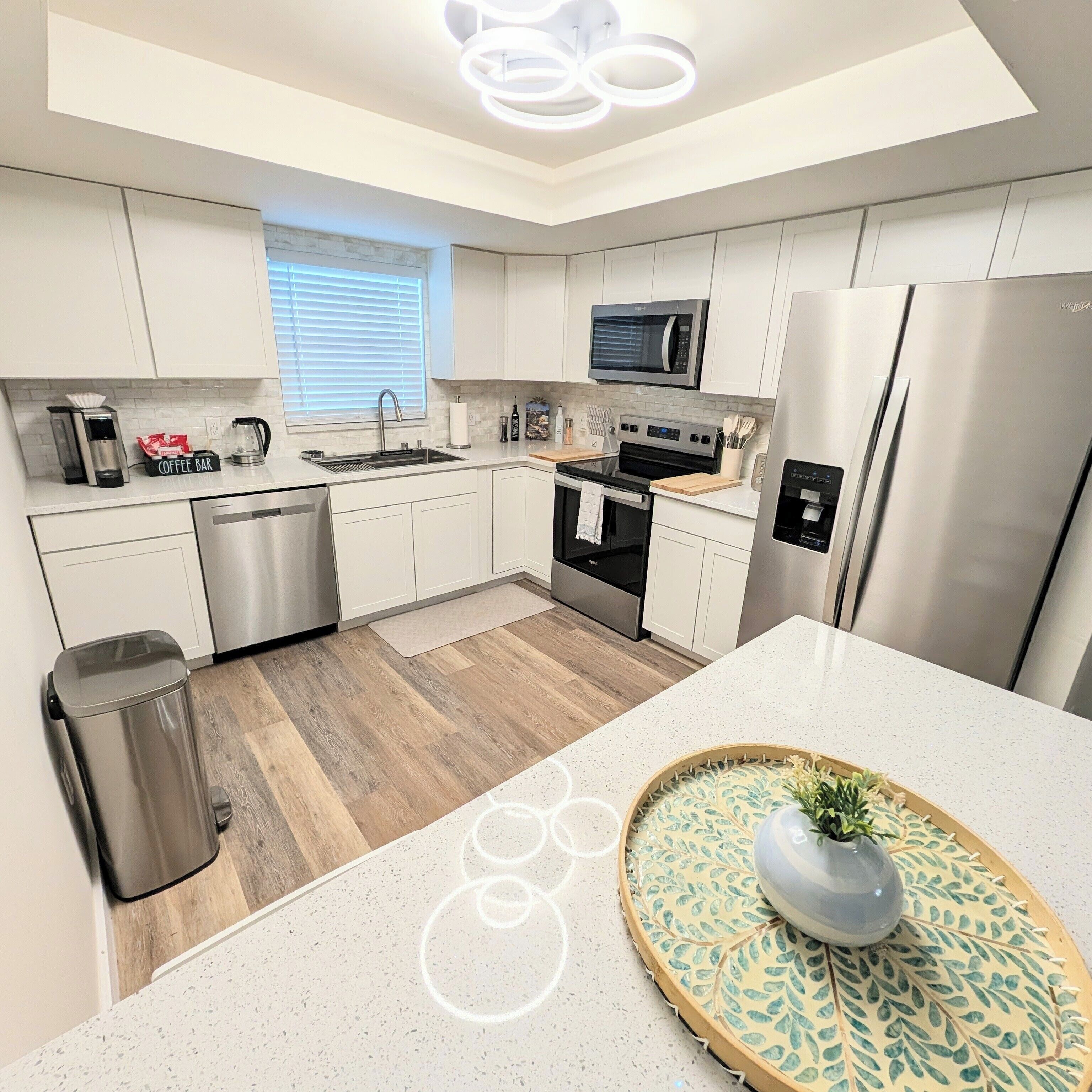 Refrigerador, microondas, horno y parrilla de estufa 