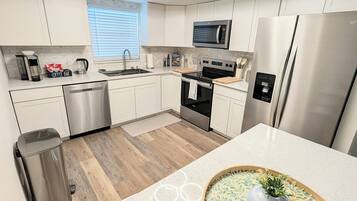 Refrigerador, microondas, horno y parrilla de estufa