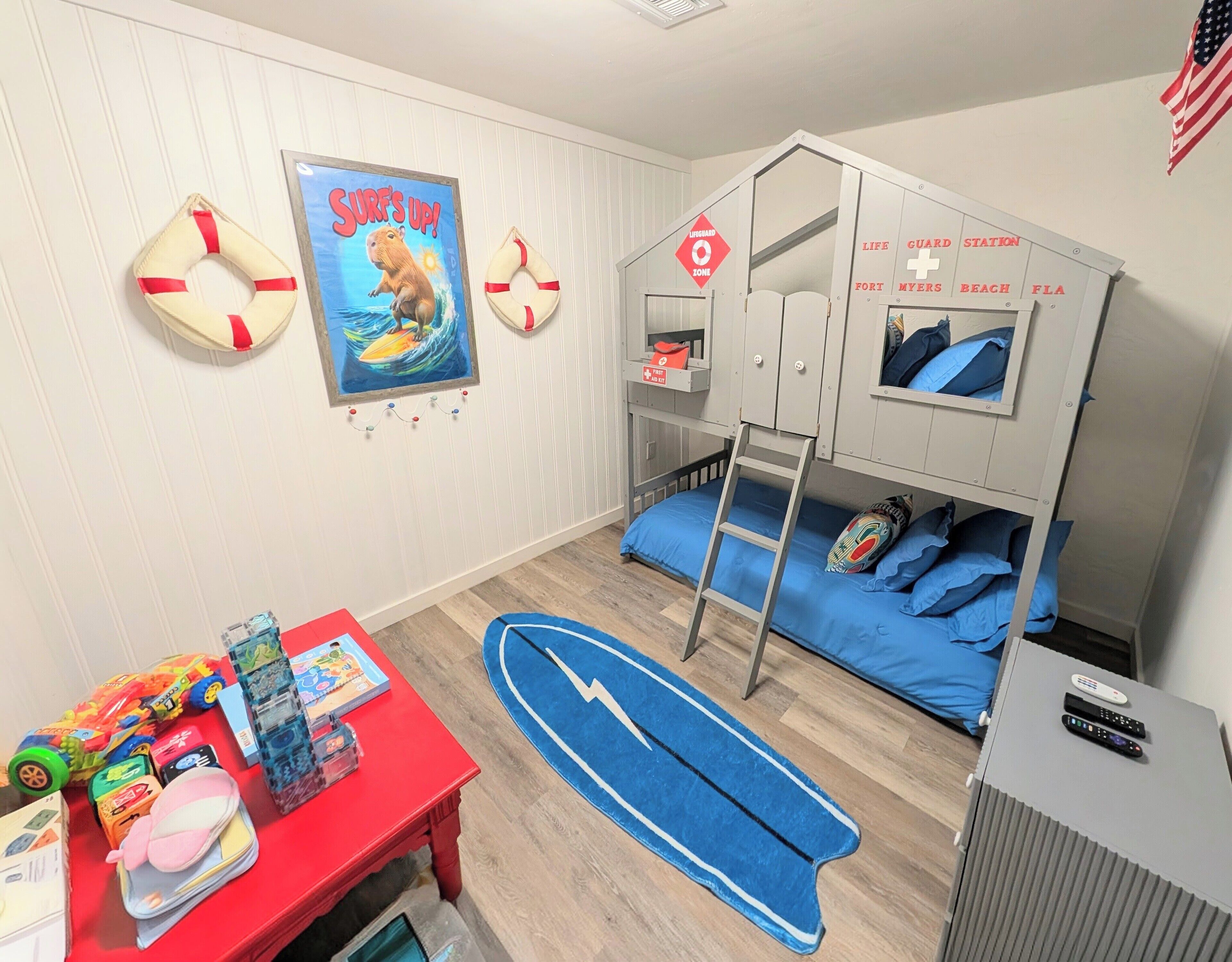 3 habitaciones, tabla de planchar con plancha y cuna de viaje 