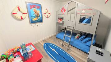 3 habitaciones, tabla de planchar con plancha y cuna de viaje