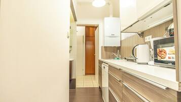 Basic Apartment | Private kitchen | Fridge, microwave, oven, stovetop