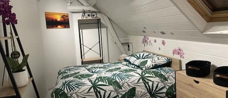 Family Apartment, Private Bathroom (L'Escale Féerique) | WiFi (free), individually decorated, individually furnished, bed sheets