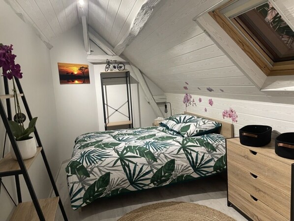 Family Apartment, Private Bathroom (L'Escale Féerique) | Free WiFi, individually decorated, individually furnished, bed sheets