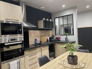 Appartement familial, salle de bain privée (L'Escale Féerique) | Cuisine partagée | Cafétière à espresso, cafetière-théière