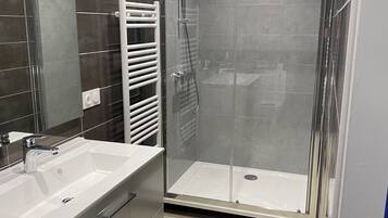Appartamento familiare, bagno privato (L'Escale Féerique) | Bagno | Doccia, asciugacapelli, asciugamani, sapone