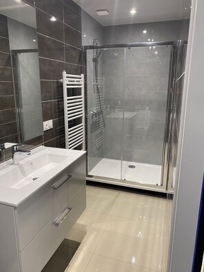 Appartement familial, salle de bain privée (L'Escale Féerique) | Salle de bain | Douche, séchoir à cheveux, serviettes fournies, savon