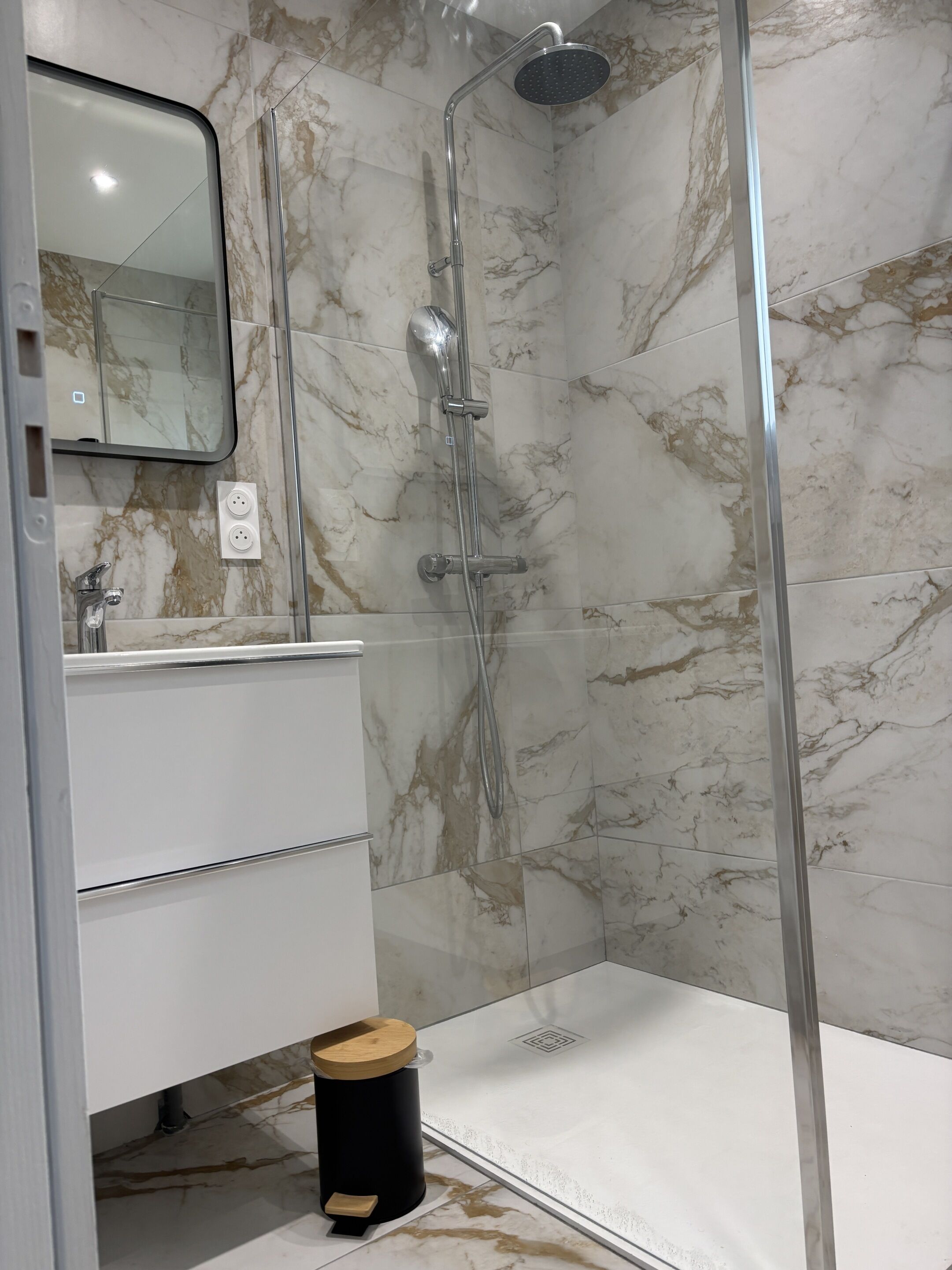 Appartement Classique, salle de bains attenante | Salle de bain | Douche, sèche-cheveux, serviettes fournies, savon