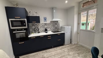 Basic Apartment, Ensuite | Shared kitchen | Espresso maker, coffee/tea maker, full-size fridge, microwave
