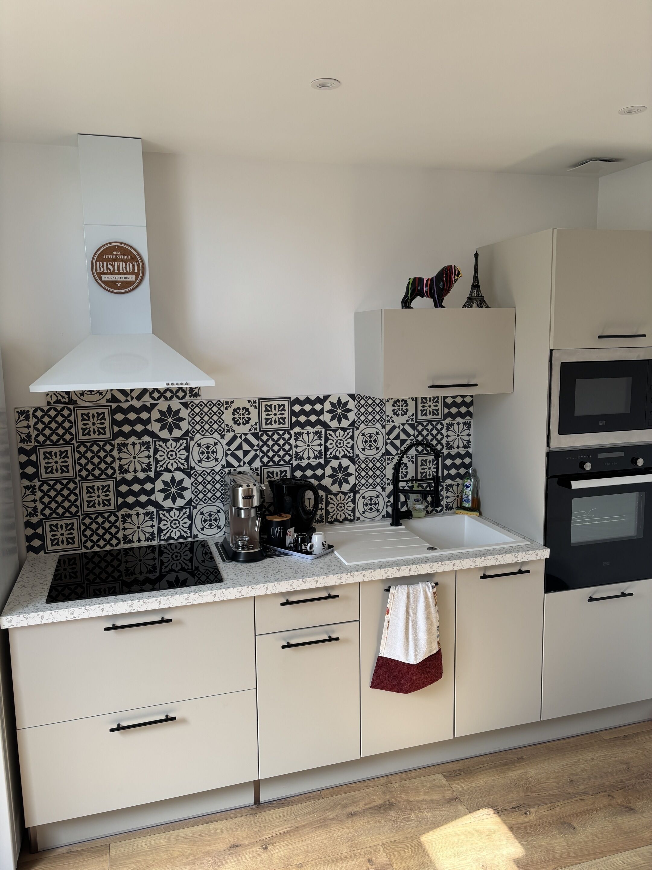 Apartamento clásico, baño privado | Cocina privada | Máquina de café espresso, cafetera o tetera y frigorífico grande
