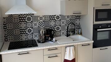 Apartamento clásico, baño privado | Cocina privada | Máquina de café espresso, cafetera o tetera y frigorífico grande
