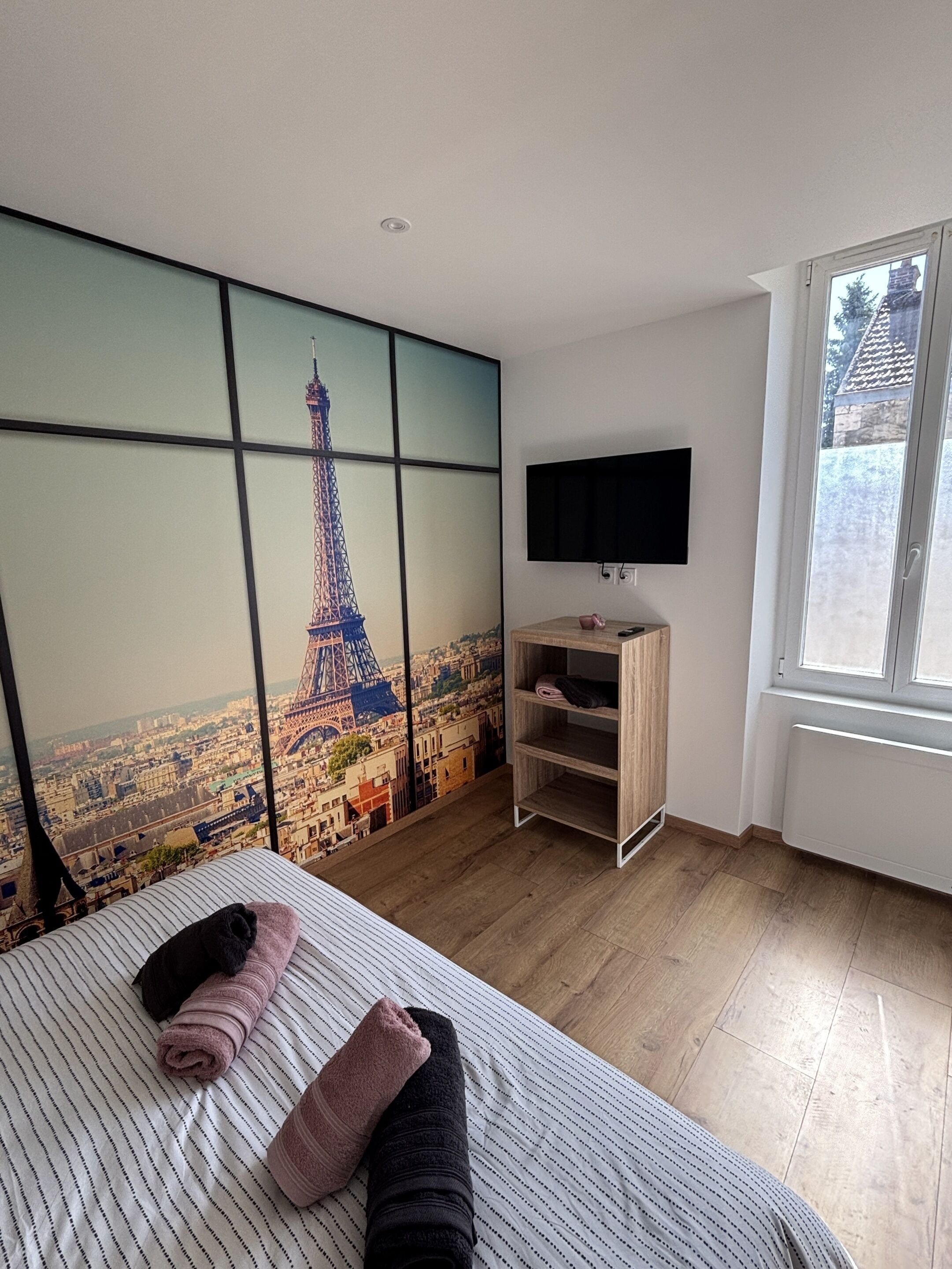 Free WiFi, individually decorated, individually furnished, bed sheets