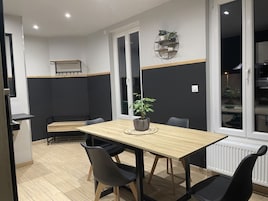 Apartamento família, banheiro privativo (L'Escale Féerique) | Cozinha compartilhada | Máquina de café expresso, cafeteira/chaleira, geladeira grande