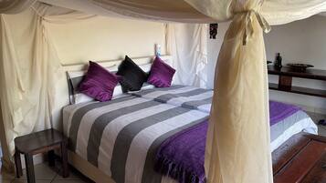4 bedrooms, iron/ironing board, Internet, bed sheets