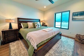 4 bedrooms, desk, travel cot, free WiFi - Modern Family Retreat w/ Hot Tub, Teton Views, + A/C (Driggs)