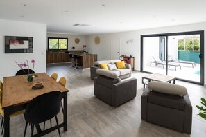 Unclassified image, 5 of 12, button