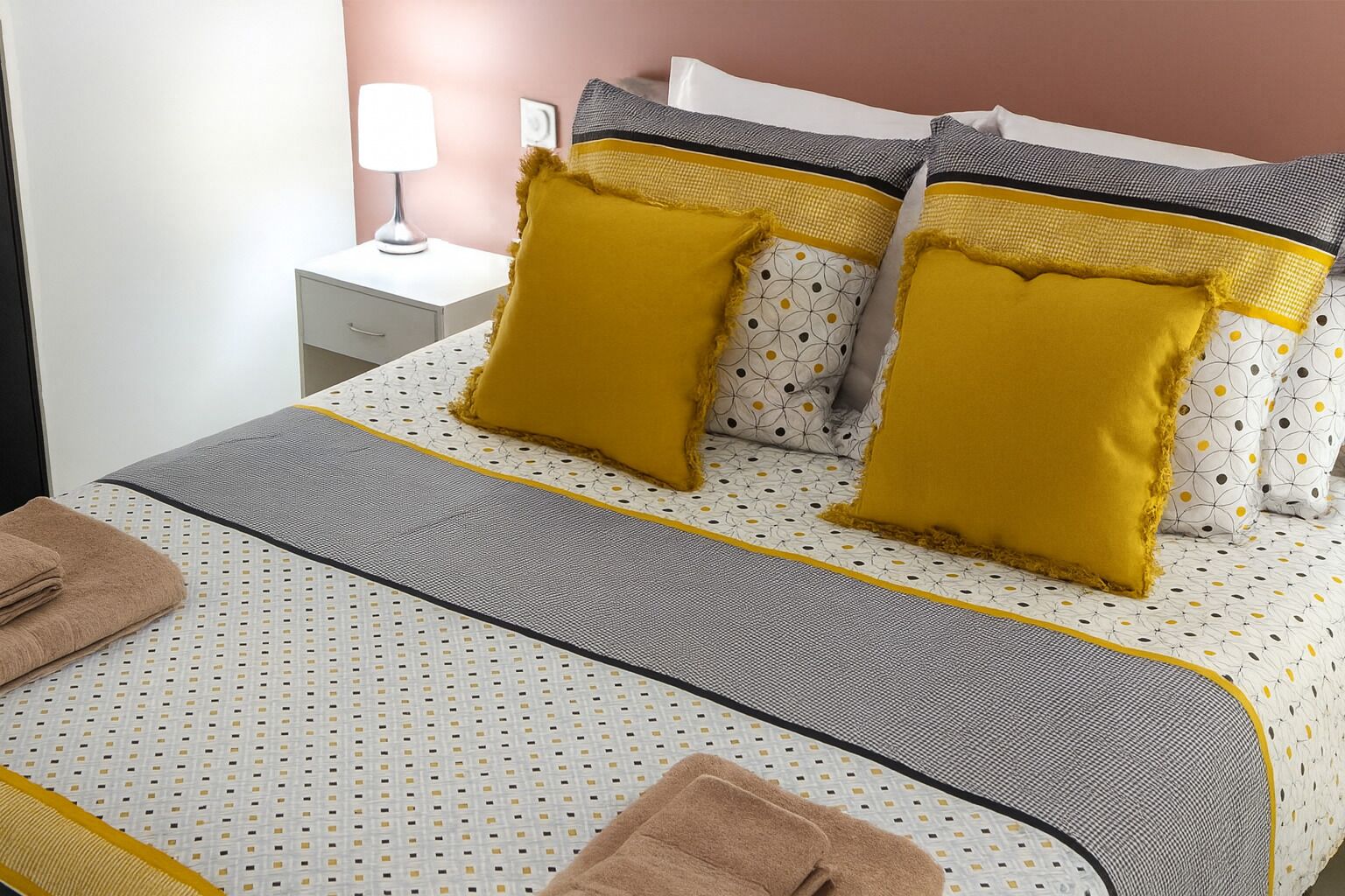 2 chambres, fer et planche à repasser, Wi-Fi, draps fournis