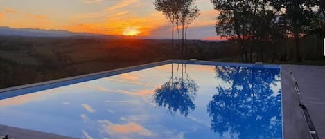 Alberca al aire libre y alberca climatizada