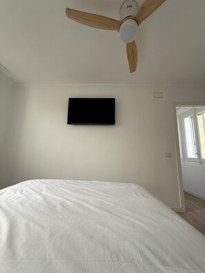 3 makuuhuonetta, silitysrauta/-lauta, vuodevaatteet