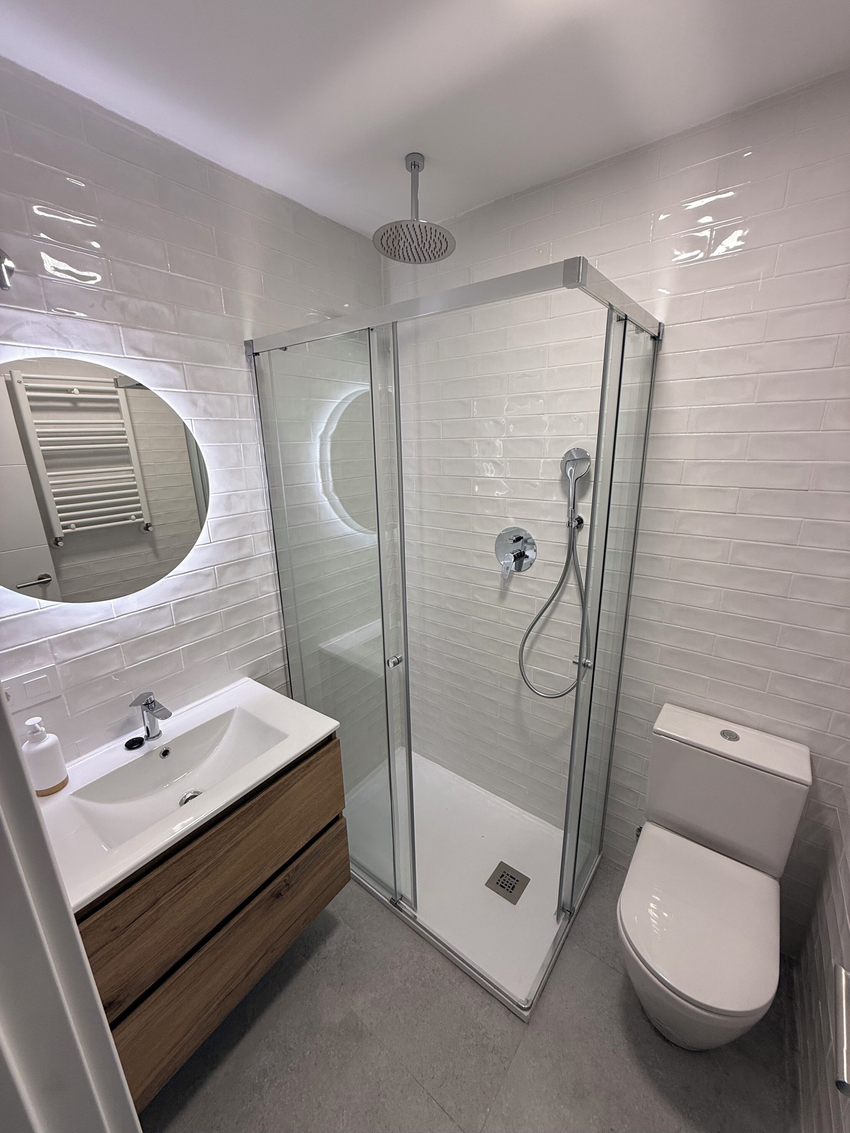 Een haardroger, handdoeken, zeep, toiletpapier