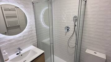 Een haardroger, handdoeken, zeep, toiletpapier