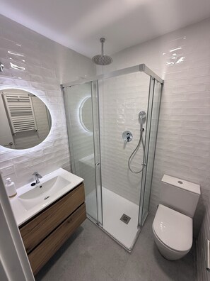 Hiustenkuivaaja, pyyhkeet, saippua, vessapaperi