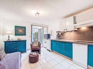 Fridge, dishwasher, cookware/dishes/utensils - Cap de Mer by Interhome (Le Barcarès)