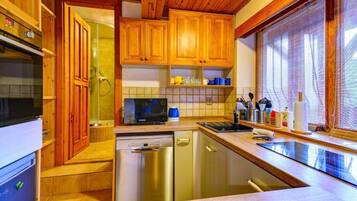 Appartement Deluxe, vue cour intérieure | Cuisine privée | Bouilloire électrique