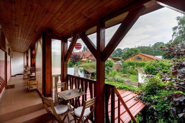 Outdoor dining - Chalupa Meziluzi (Horní Stropnice)