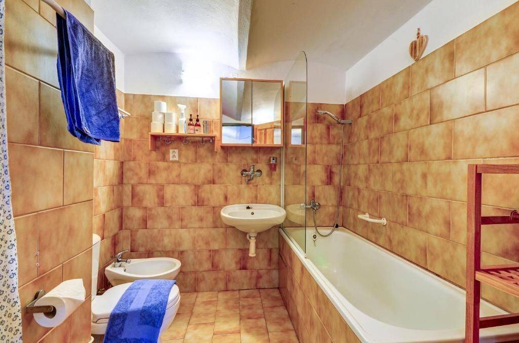 Un baño con bañera, lavabo e inodoro.