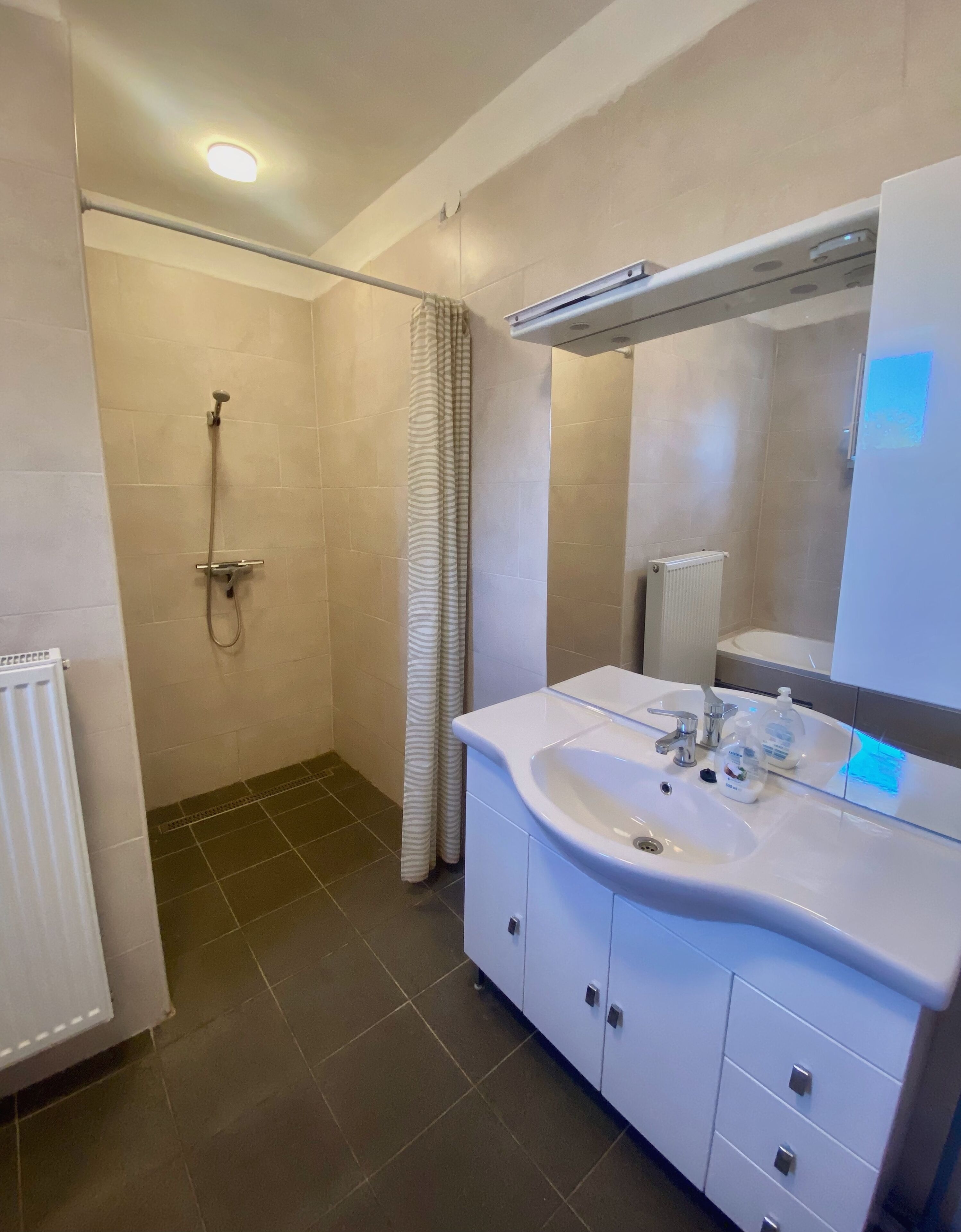 Sèche-cheveux, serviettes fournies, papier toilette