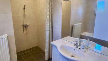 SĂšche-cheveux, serviettes fournies, papier toilette