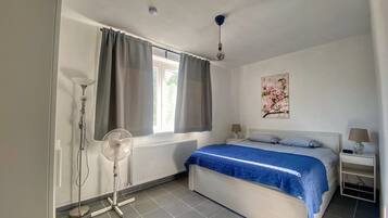 3 bedrooms, internet, bed sheets