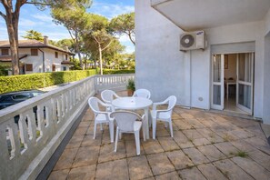 Outdoor dining - Cozy flat with terrace and pool access (Lignano Sabbiadoro)