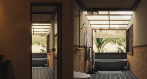 Phòng đôi Deluxe | Phòng tắm | Máy sấy tóc, khăn tắm, xà phòng, dầu gội 