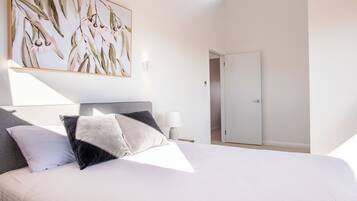 4 bedrooms, iron/ironing board, WiFi, bed sheets