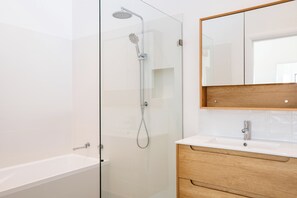 Douche, sèche-cheveux, serviettes fournies, savon