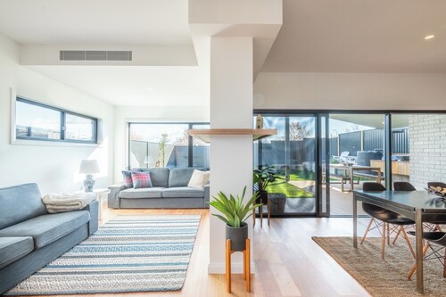 Ridgeline - Modern 4-Bedroom Holiday Family Retreat