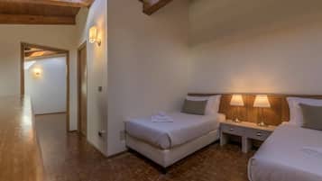 Cofres nos quartos, escrivaninha, espaço de trabalho para notebook