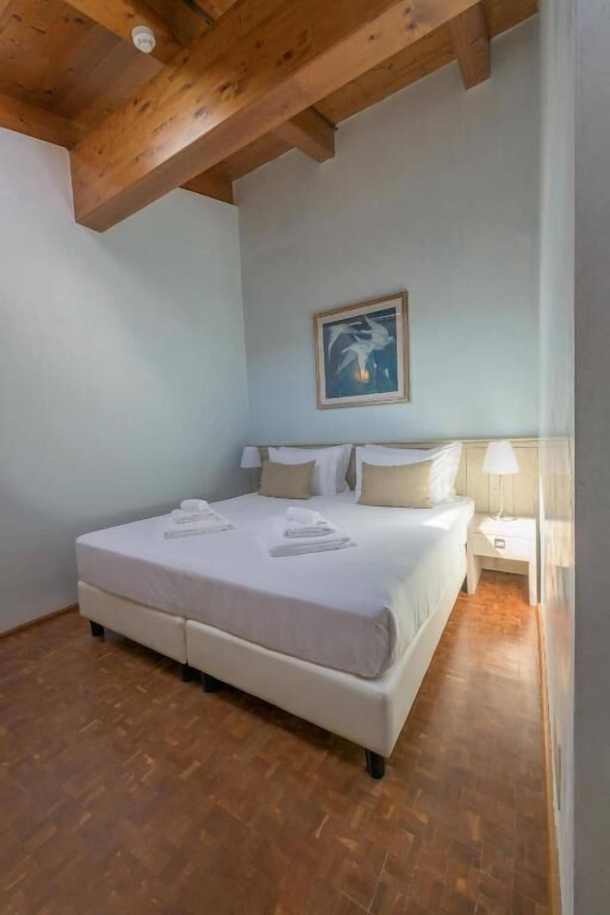 Una cassaforte in camera, una scrivania, postazione laptop