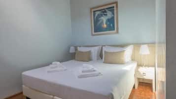 Una cassaforte in camera, una scrivania, postazione laptop