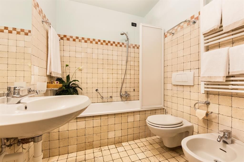 Ein Badezimmer mit Waschbecken, Toilette und Badewanne.