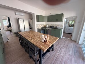 Dining - Large house fully equipped at the border of a lake with view over the water (Ároktő)