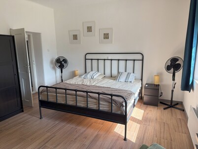 Large house fully equipped at the border of a lake with view over the water