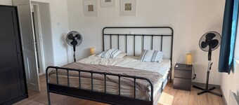 Large house fully equipped at the border of a lake with view over the water