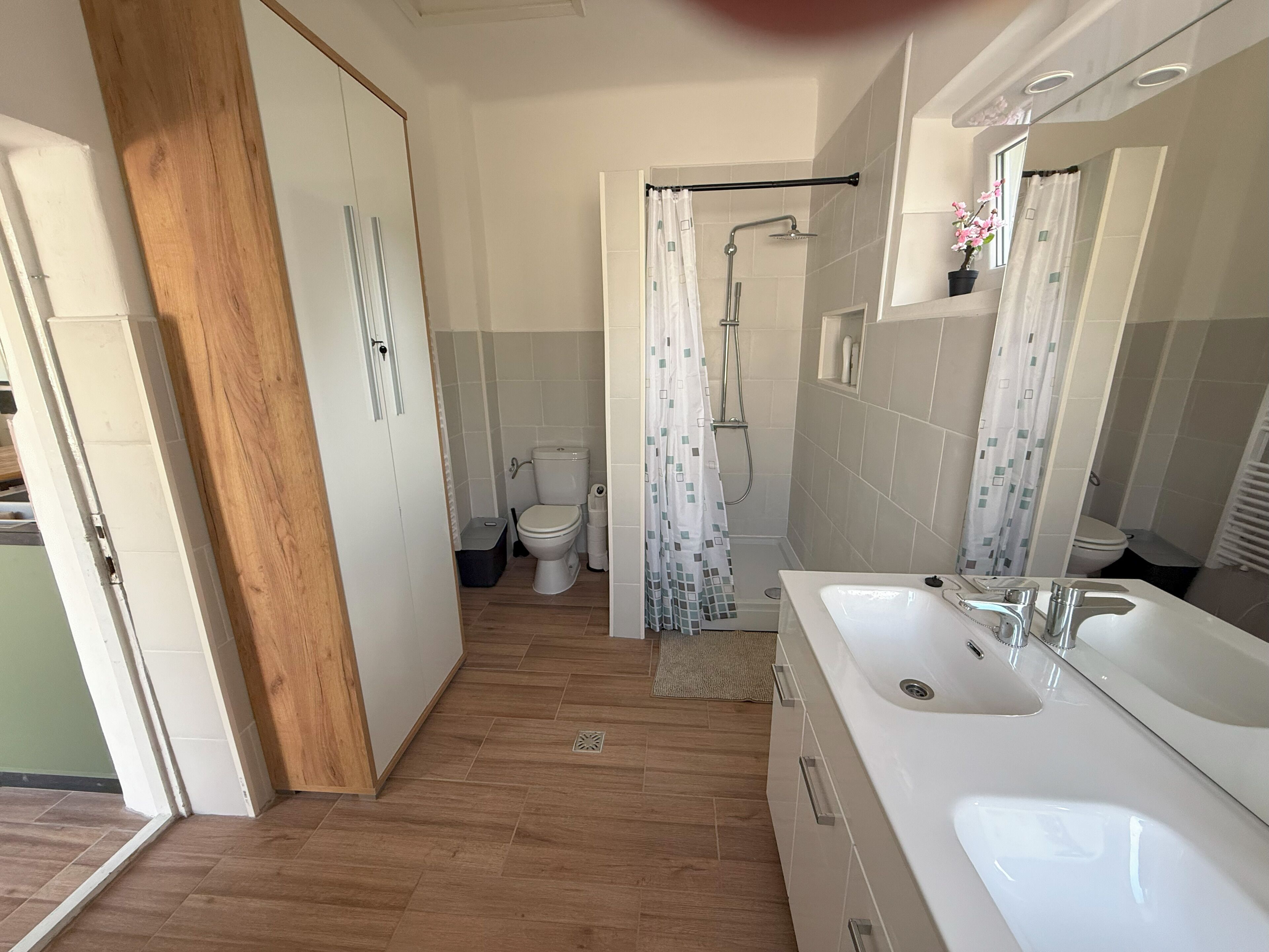 Douche, serviettes fournies, papier toilette