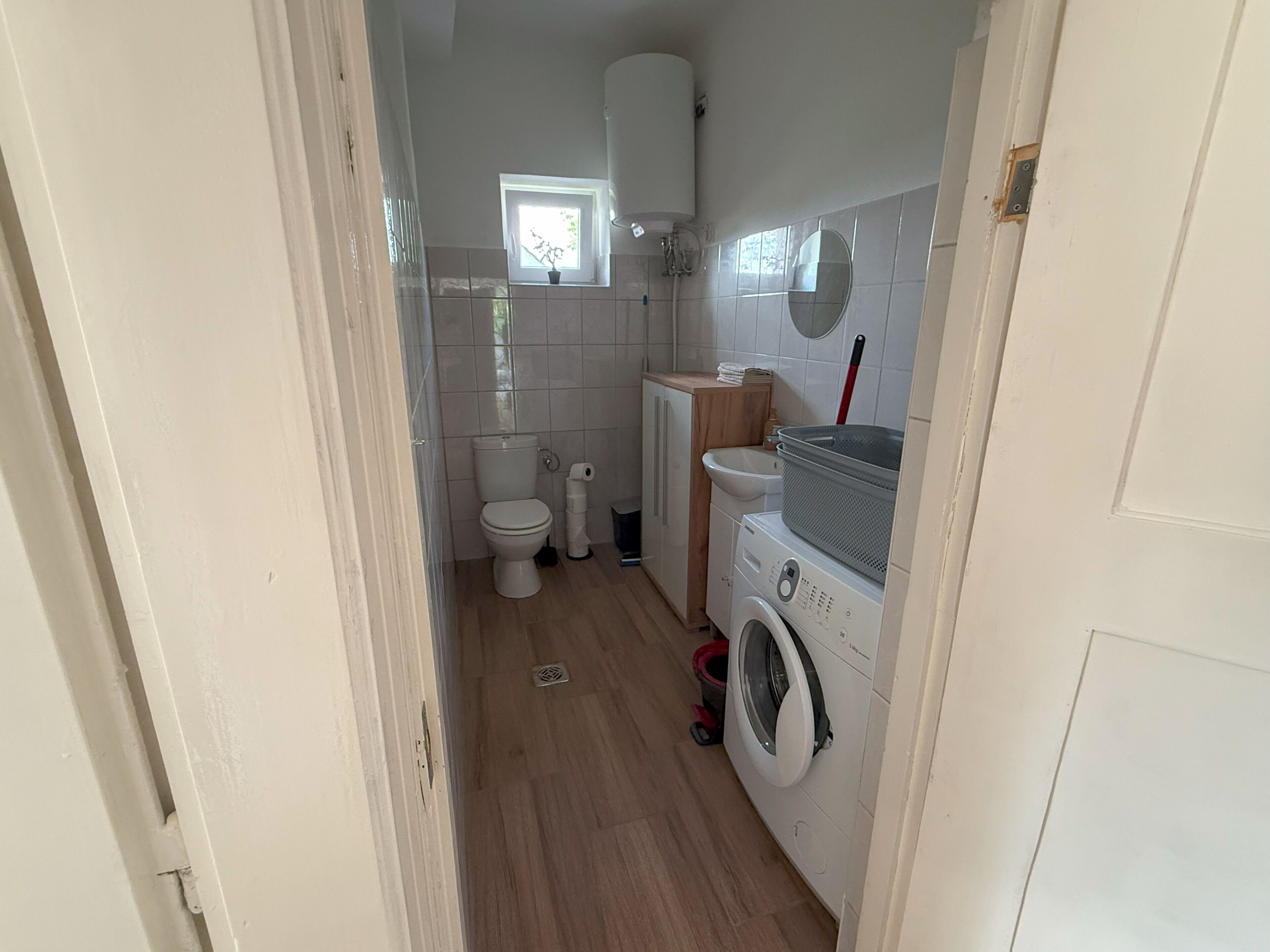 Douche, serviettes fournies, papier toilette