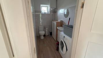 Douche, serviettes fournies, papier toilette